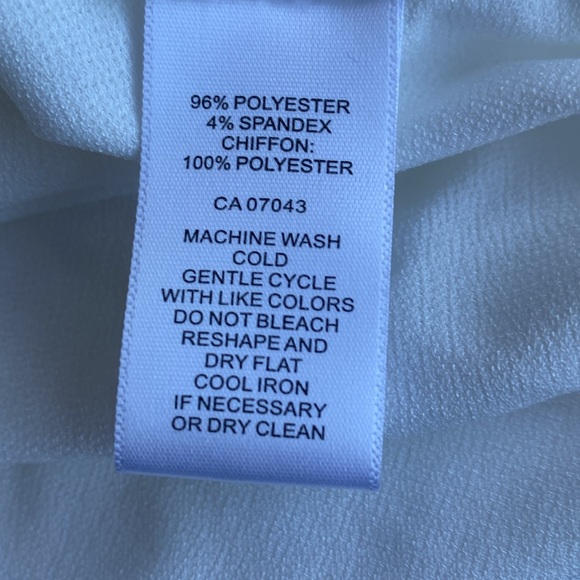 Cable and Gauge puff sleeved white blouse.Ruched front with slit neck & hook. M - Picture 13 of 16